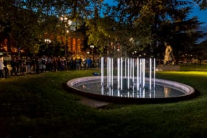 photo fontaine lumineuse nuit