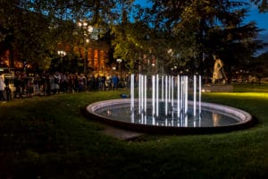 photo fontaine lumineuse nuit