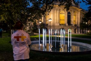 photo fontaine lumineuse nuit