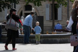 spectateurs devant la fontaine